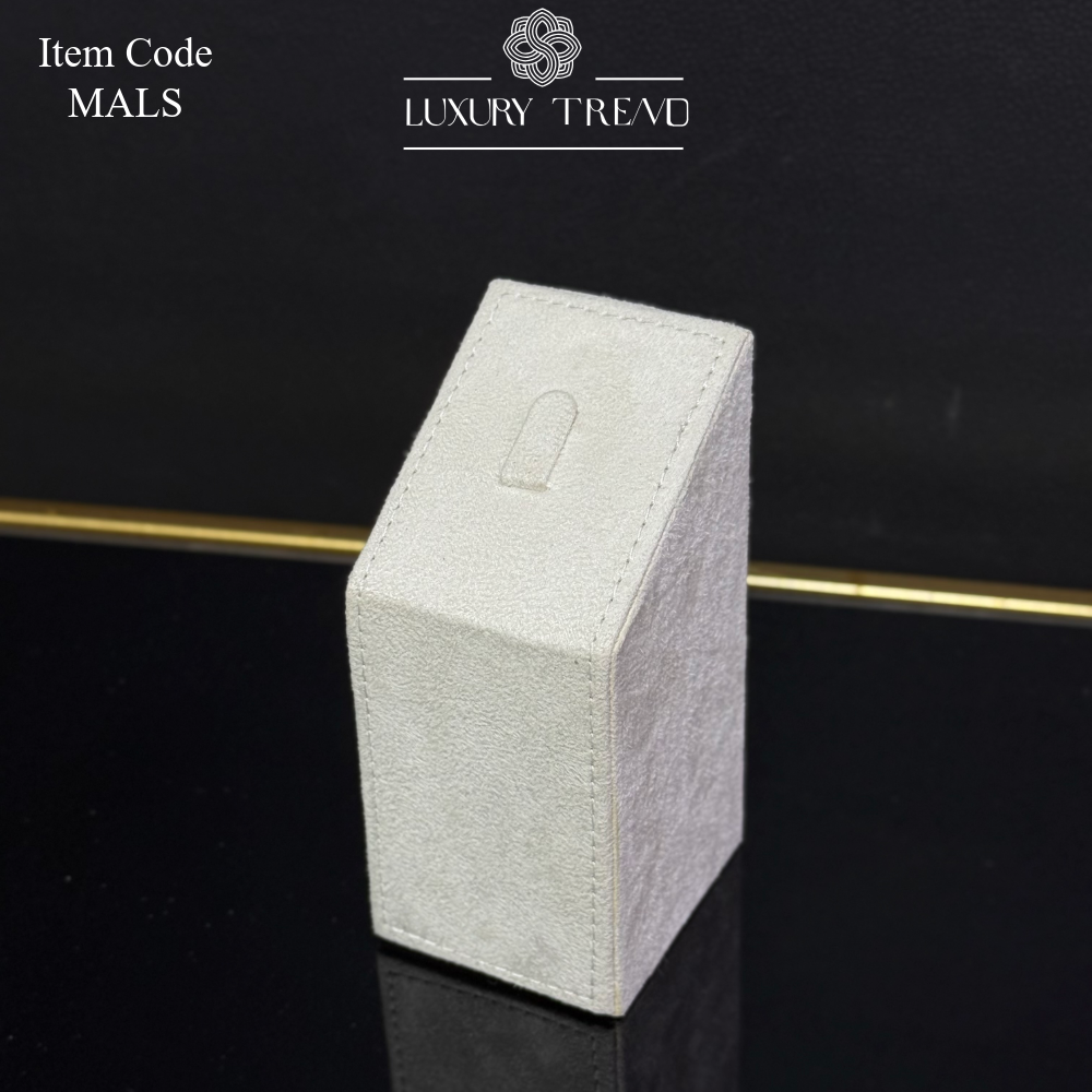 قطع لعرض الذهب (حلق-خاتم-اسوارة-دبلتين)